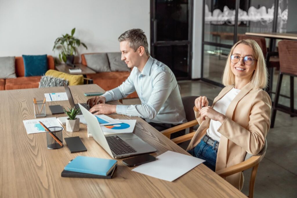 Lenovo ThinkPad T14 Gen 6 oferuje szereg rozwiązań, które chronią dane użytkownika przed nieautoryzowanym dostępem