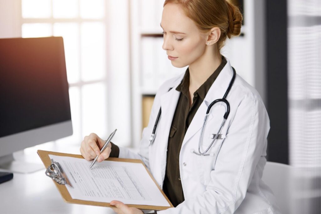 Współczesna medycyna, choć rozwija się w zawrotnym tempie, niesie za sobą nie tylko nadzieje na skuteczniejsze leczenie, ale również zwiększa odpowiedzialność osób wykonujących zawód lekarza